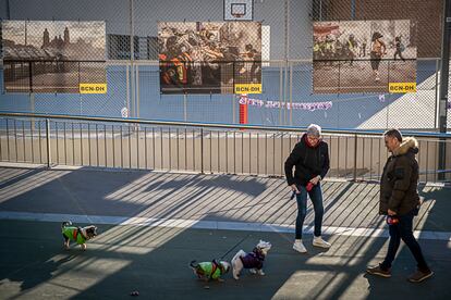 Barcelona acoge la III edición del Festival Internacional de Fotografía sobre Derechos Humanos y Justicia Global hasta el 10 de enero. En total, 140 imágenes organizadas en 12 exposiciones repartidas por la ciudad pretenden, según los organizadores, sensibilizar, movilizar y crear conciencia. En la imagen, la exposición 'Ni una más' de la fotógrafa Nayeli Cruz Bonilla, instalada en el barrio de Trinitat Nova.