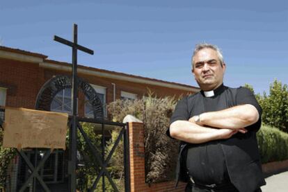 El sacerdote Andrés García Torres, frente a su parroquia de Fuenlabrada.