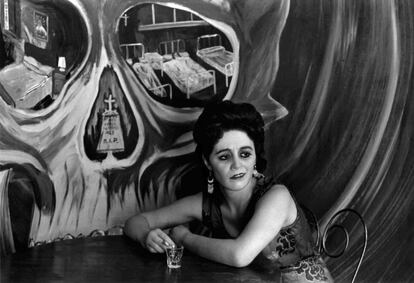 La fotógrafa mexicana Graciela Iturbide expone en Alcobendas (Madrid) unas 70 imágenes en blanco y negro hasta el 25 de agosto. Una de ellas es esta tomada en Ciudad de México, en 1969.