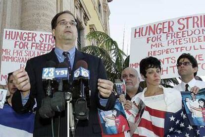 William Sánchez, abogado de los cubanos expulsados, se dirige a la prensa en Miami.