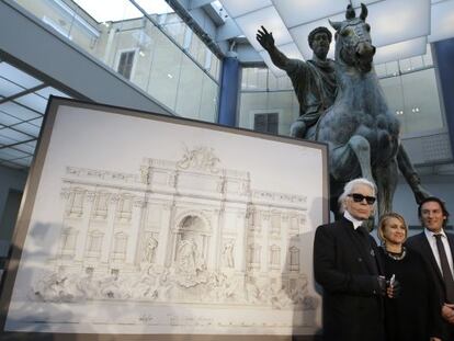 El dise&ntilde;ador de Fendi, Karl Lagerfeld, con Silvia Venturini Fendi y el director ejecutivo de la firma, Pietro Beccari, ante un boceto de la Fontana di Trevi.