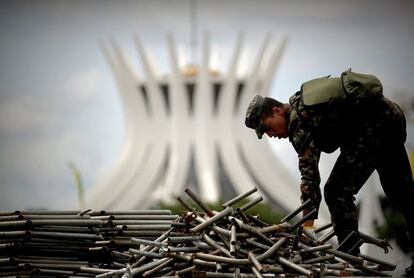 Cerca de 6.000 agentes participam do esquema de segurança para a troca presidencial, nesta terça. Na imagem, militar conclui os últimos preparativos na Catedral, um dos pontos por onde Jair Bolsonaro passará em cortejo.