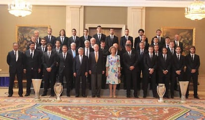 Foto de familia del Atlético junto a Los Reyes