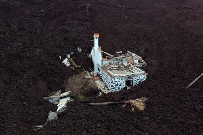 Vivienda rodeada por los restos de la erupción, el 16 de diciembre en La Palma.