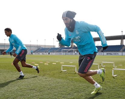 Benzema y Varane, el viernes en el último entrenamiento del Madrid antes del derbi de este sábado.