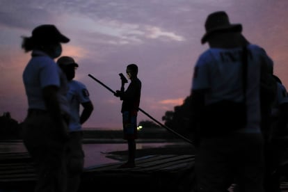 Agentes do Instituto Nacional de Migração vigiam o rio Suchiate, preparando-se para a chegada de uma caravana de migrantes.