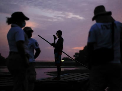 Agentes do Instituto Nacional de Migração vigiam o rio Suchiate, preparando-se para a chegada de uma caravana de migrantes.