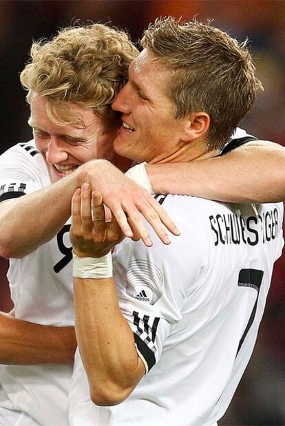 Schuerrle y Schweinsteiger celebran el tercer gol alemán.