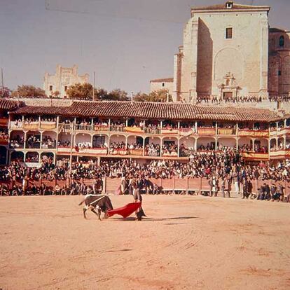 En la foto, también del fondo fotográfico, corrida en la plaza Mayor, con la iglesia de la Asunción en lo alto. El templo se inició en 1534 como capilla adosada al palacio condal y se terminó en 1626, tras haber estado 48 años parada. La iglesia actual combina los estilos gótico, plateresco, renacentista y barroco y su retablo principal es de Francisco de Goya. También merece la pena ver la torre del reloj, el castillo de los condes y los conventos de San Agustín y de las Clarisas.