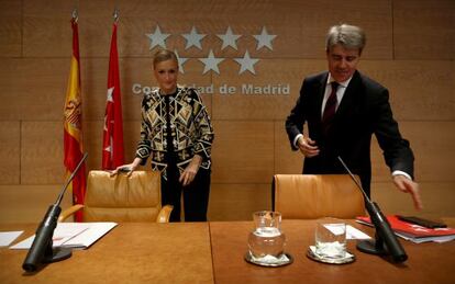 Cristina Cifuentes, junto al portavoz del Gobierno regional, Ángel Garrido, en rueda de prensa.