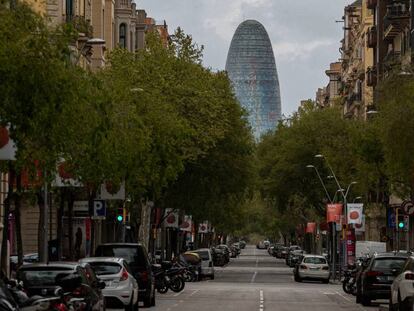 El carrer de Casp, buit durant el desè dia de confinament.