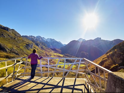 El Mirador de La Collada, a 800 metros de altitud, ofrece una de las vistas más espectaculares del macizo occidental de los Picos de Europa.