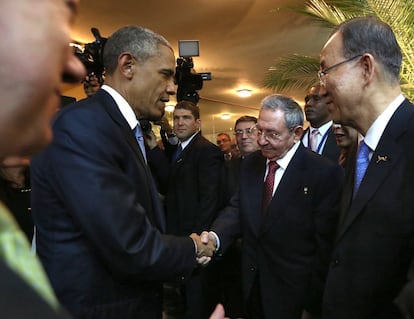 Obama y Castro se dan un apretón de manos que sella el deshielo iniciado por ambos países el pasado diciembre.