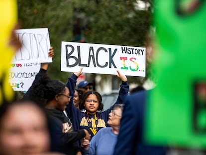 Manifestación de la Red de Acción Nacional en respuesta al rechazo del gobernador Ron DeSantis a un curso de historia afroamericana en la escuela secundaria, el 15 de febrero en Tallahassee, Florida.