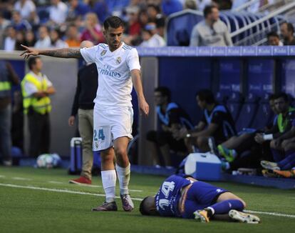 Ceballos señala al jugador del Alavés Burgui.