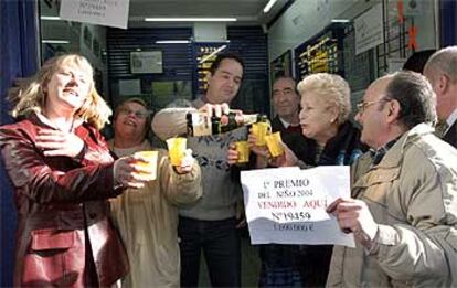 Luis Gómez, lotero de Carabanchel, reparte cava a varios poseedores de décimos del 19.459.