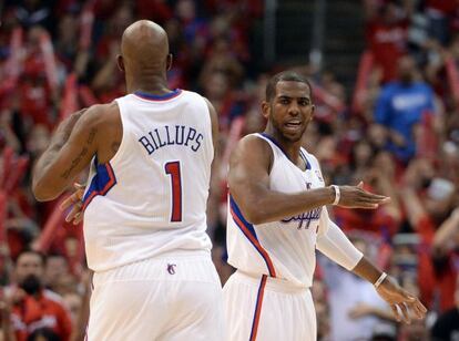 Billups felicita a Paul tras anotar un triple