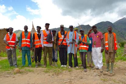 Emmanuel Viziga (cuarto por la izquierda), coordinador de los Comités de vigilancia de Tourou, visita a algunos de sus miembros.