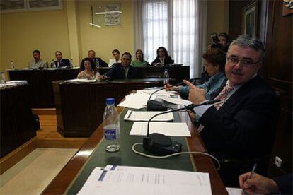 El alcalde José Miguel Llorca, ayer en el pleno de La Vila sobre el convenio del hotel Atrium Beach.