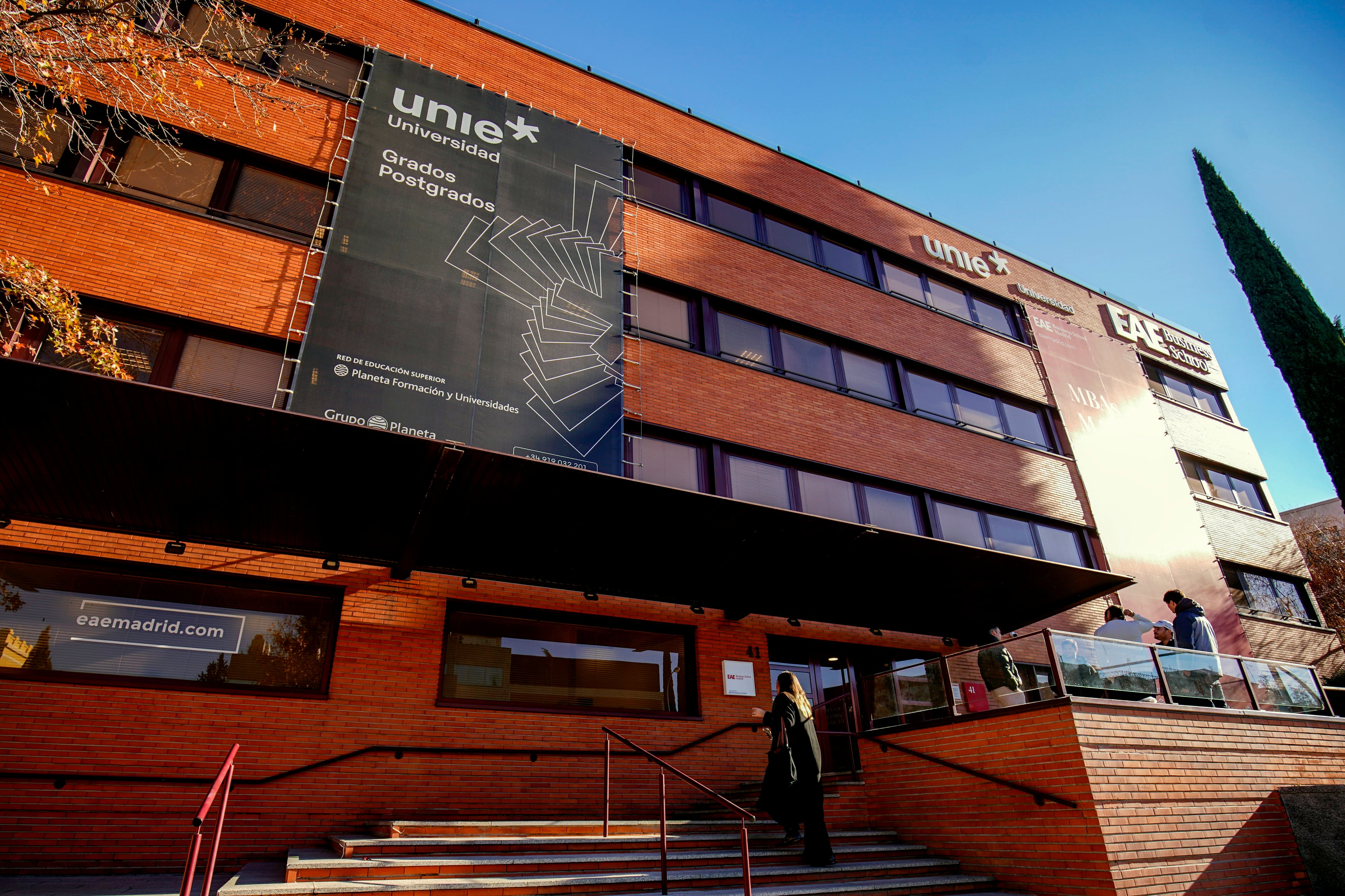 Los estudiantes de la EAE llevan tres y cuatro años esperando su título de la Rey Juan Carlos y sufren más retrasos