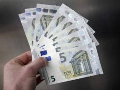 Imagen de billetes de cinco euros. EFE/Archivo