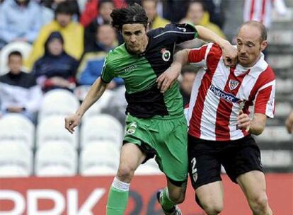 El delantero del Athletic intenta abrirse paso ante la presión de Toni Moral