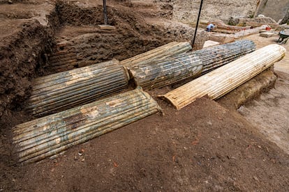 Columnas de época julio-claudia (27 a. C- 68 d. C.) halladas durante las excavaciones. Imagen cedida por la Superintendencia Especial de Roma.