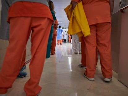 Sanitarios esperan para ser vacunados contra el coronavirus en el Hospital Gregorio Marañón de Madrid (España), el pasado 11 de enero.