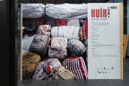 Imagen de las mochilas de los migrantes en la entrada de la exposición ‘Huir con lo puesto’.