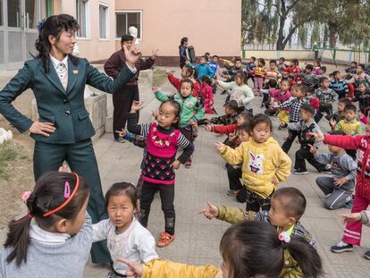 Maestros de la granja cooperativa de Chongsan imparten clases de baile a sus pequeños alumnos.