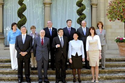Foto de familia del primer Gobierno vasco socialista, en mayo de 2009