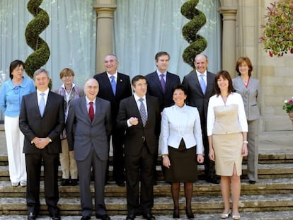 Foto de familia del primer Gobierno vasco socialista, en mayo de 2009