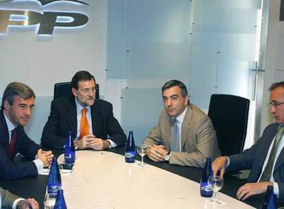 Mariano Rajoy y Ángel Acebes, con los dirigentes alaveses Alfonso Alonso (a la derecha) y Javier de Andrés.