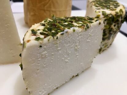 QUESO FRESCO DE CABRA CON ORÉGANO DE LA PALMA / CAPEL
