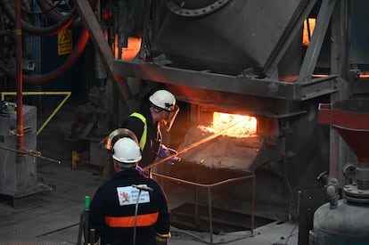 Dos operarios cargando el horno, en una imagen cedida por el equipo de investigación de la Universidad de Cambridge.