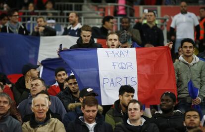 Seguidores posan con banderas de Francia en Wembley.