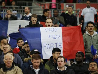 Seguidores posan con banderas de Francia en Wembley.