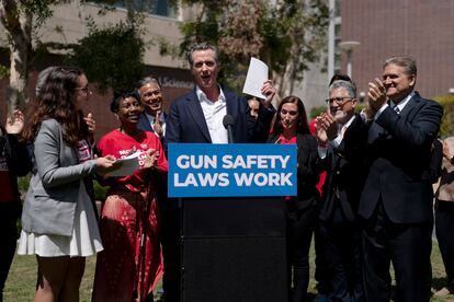 Gavin Newsom, gobernador de California, celebra la nueva ley entre polticos locales y vctimas de la violencia armada.