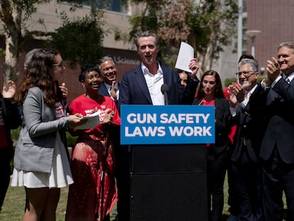 Gavin Newsom, gobernador de California, celebra la nueva ley entre políticos locales y víctimas de la violencia armada.