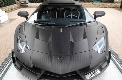 El coche de Petra Eccleston y James Stunt personalizado para ellos.