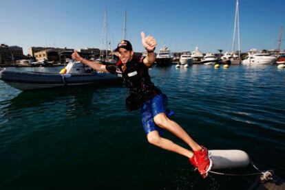 Jaime Alguersuari se lanza al agua en el puerto de Valencia tras concluir octavo en el Gran Premio de Europa.