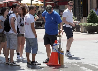 El Ayuntamiento de Bilbao ha instalado siete fuentes provisionales en las calles de la ciudad para que los viandantes se sacudan el calor