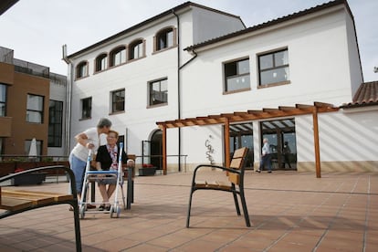 El Ayuntamiento de Sant Esteve Sesrovires y su residencia de ancianos, en quiebra y a punto de desaparecer, se enfrentan sobre la forma de gestionar los ingresos