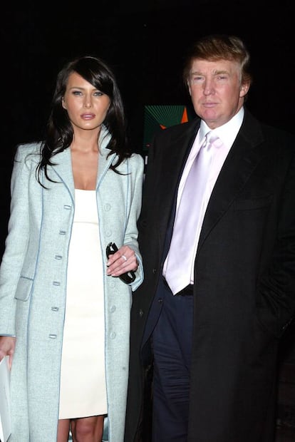Cuando saltó a la fama por su relación con el magnate Donald Trump, Melania Knauss lucía una larga melena negra que acentuaba sus facciones y sus ojos azueles. Con el paso del tiempo, ha ido suavizando el color del pelo. En la imagen, en un desfile de Óscar de la Renta celebrado en Nueva York en febrero de 2004.