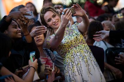 Los fans han tenido como siempre la oportunidad de fotografiarse con sus ídolos. La actriz Emily Blunt atiende a sus admiradores antes de la proyección de 'Sicario'.