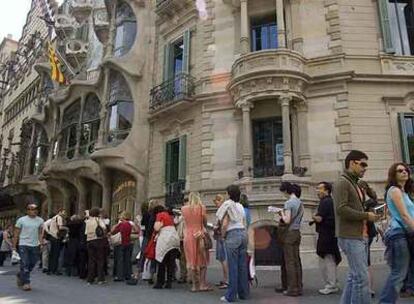 Un grupo de turistas hace cola para entrar en la Casa Batlló, en Barcelona.