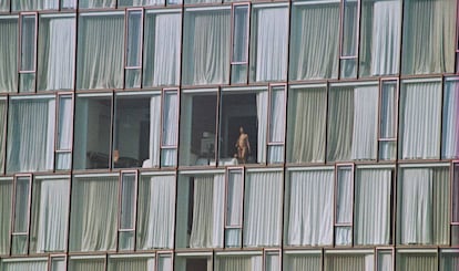 Los 'voyeur' de Nueva York van a The Standart Hotel a ver las intimidades de sus huéspedes, en el Meatpacking District.