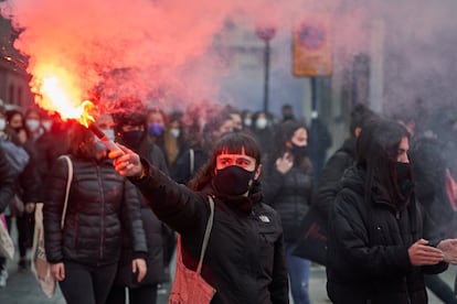 Una joven sujeta una bengala durante la manifestación de esta tarde de Vitoria.