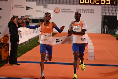 El etope Berihu Aregawi (i) y el ugands Jacob Kiplimo (d) entran primero y segundo en la carrera San Silvestre Vallecana que se disputa este martes 31 de diciembre en Madrid.