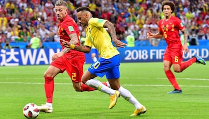 Neymar dribla Toby Alderweireld